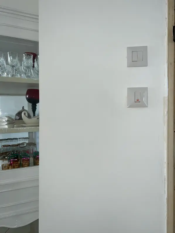 אחרי: קיר לבן ונקי, עם שני מתגים בלבד