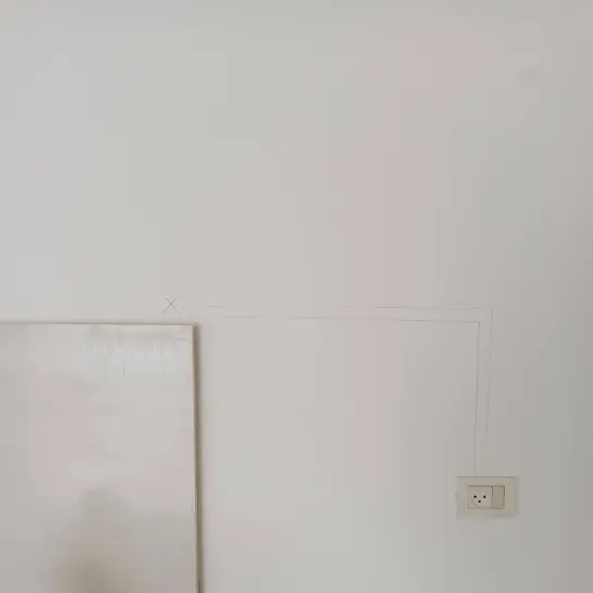 לפני: קו בעיפרון על הקיר, שמסמן את מסלול הכבל לשקע